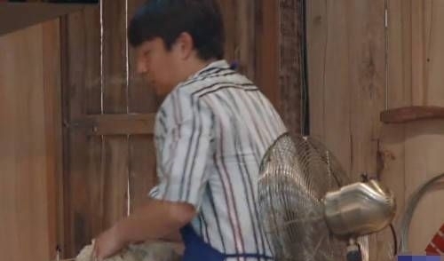 拌面|黄磊用手拌面时,戒指都不摘,真不知道说他重感情还是不讲卫生