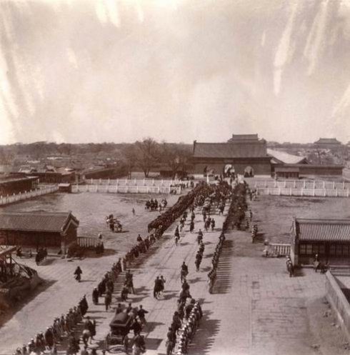 老照片|晚清老照片,溥仪的乳母,抽烟的婉容,和将被处决的女人真实写照