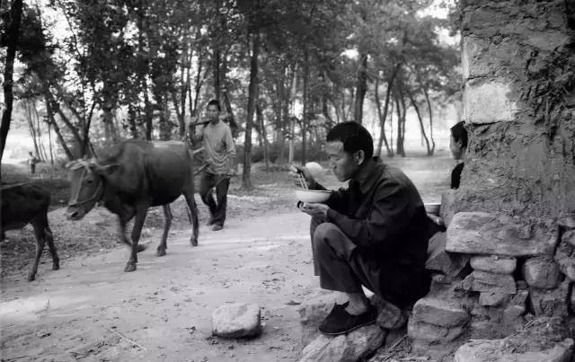  老照片|80年代叙永农村吃饭的老照片，你还有没有印象？