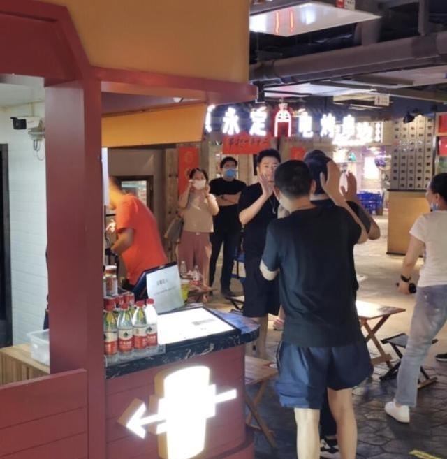 公孙策|淡出娱乐圈多年,网友街头偶遇任泉,短裤配拖鞋,47岁帅气逼人