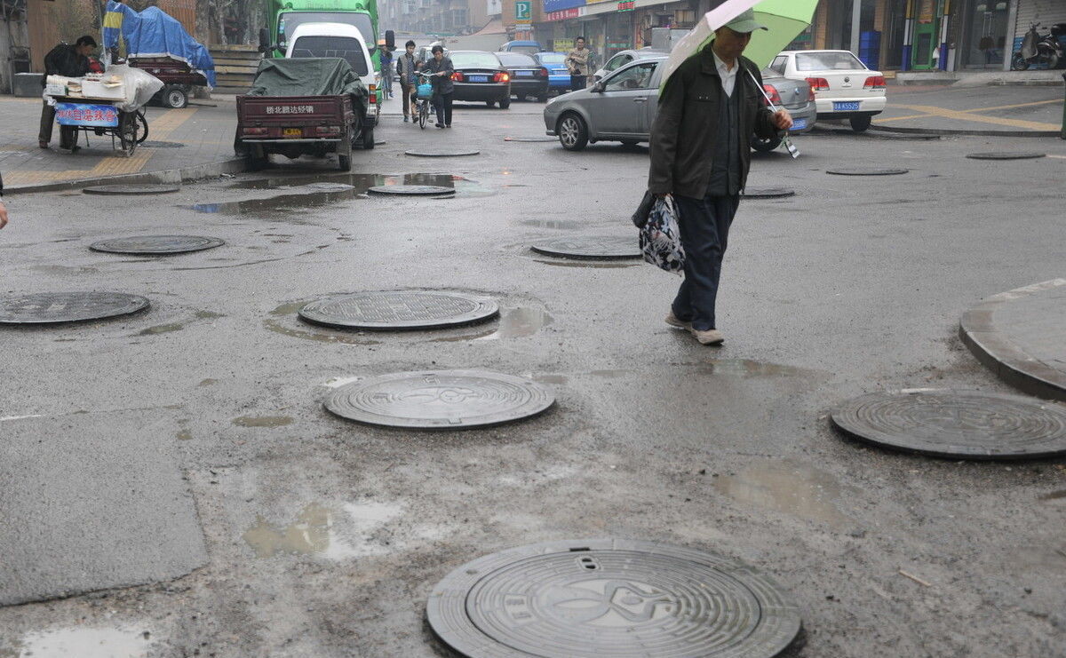 缺德|缺德！一男子偷18个井盖卖500元，危害公共安全获刑3年半