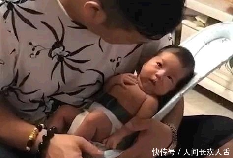  糟老头子|姥爷抱娃反被娃“嫌弃”火了，萌娃内心：这个糟老头子坏得很