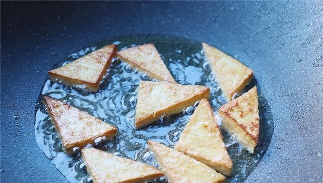 发苦|煎豆腐时,最忌讳这样做!许多人做错,难怪豆腐发苦又粘锅