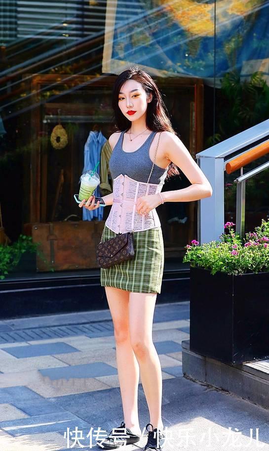  满满|清纯少艾的小姐姐身穿一件衬衫，下搭一条短裤，活力满满元气十足