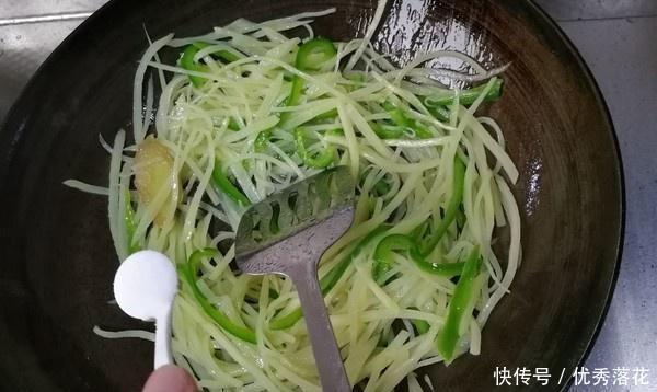 特别|炸土豆丝要掌握三大技巧，薄如丝，酥脆不粘，麻辣酸滑，特别好玩