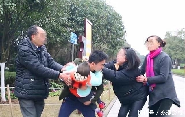 孩子|7岁小乞丐在街头认出爸爸，宝爸却拒绝相认，民警夸赞非常机智