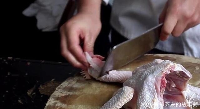 鸡肉|炖鸡肉时,千万不要直接加水炖,多做这一步,鸡肉鲜嫩,没有腥味!