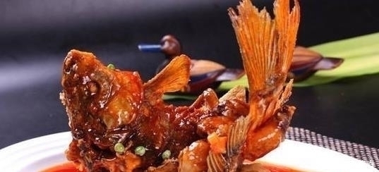  傻傻的|鱼刺卡喉咙，别再傻傻的喝醋，教你这样做，鱼刺自己跑出来