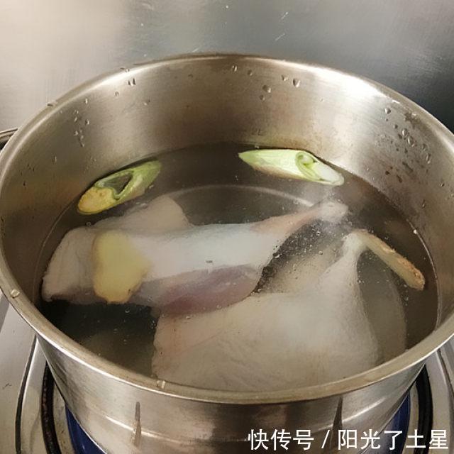 诱人|南乳酱鸭腿，香浓味醇，色泽更是红亮诱人