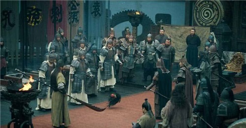 连斩|华雄连斩四将，若关羽不上谁还能斩华雄？其实曹操手下还有一人