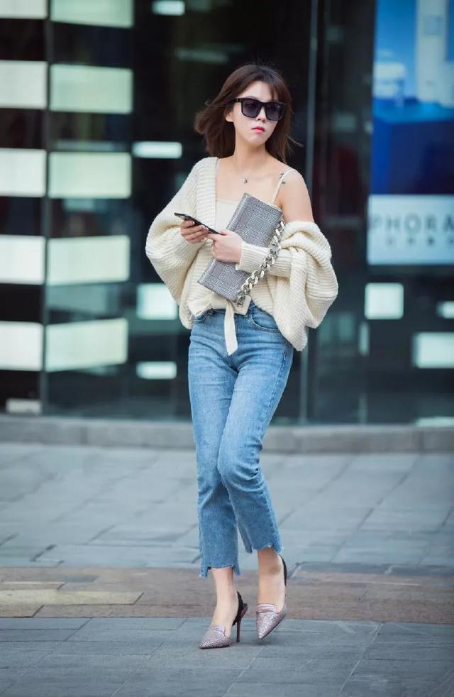  尖头|街拍：小美女身穿V领配牛仔裤，脚踩尖头高跟鞋，充满了气质与魅力