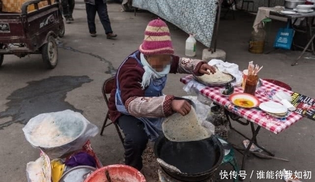 时说|90岁老人街边卖小吃，结账时说的话让人感到“心寒”