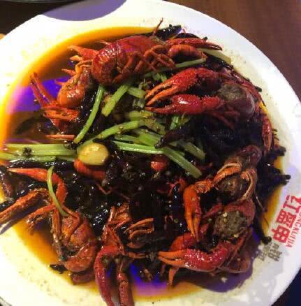既有|刘芳菲吃豪华周末大餐，既有龙虾宴还有看不懂的菜叶子