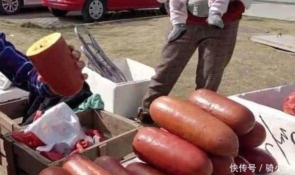 女子|女子看到有人街头卖火腿肠，前去询问价钱，老板却告知是水果