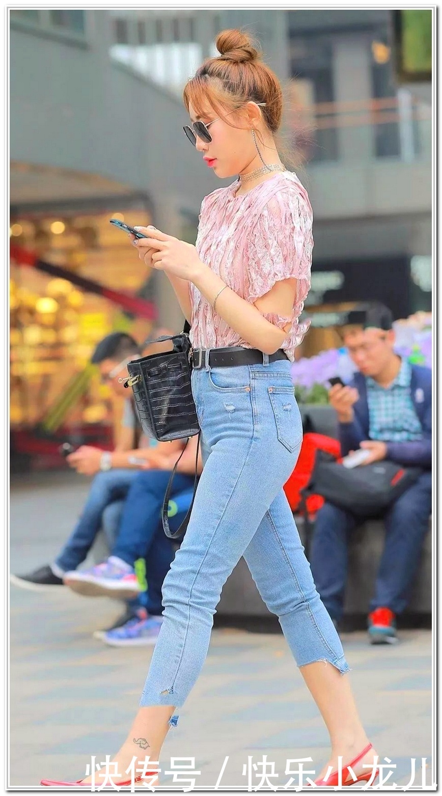  往前走|小姐姐穿牛仔裤搭配墨镜，一直往前走，给人眼前一亮！