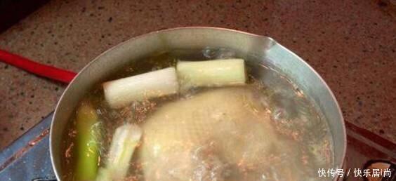 鸡皮|只需要一种香料,加入白切鸡中,鸡皮会立刻变黄