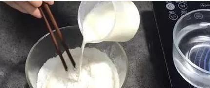 好吃|北方人最爱的糕点,搅一搅蒸一蒸,撒上葡萄干,比发糕好吃10倍