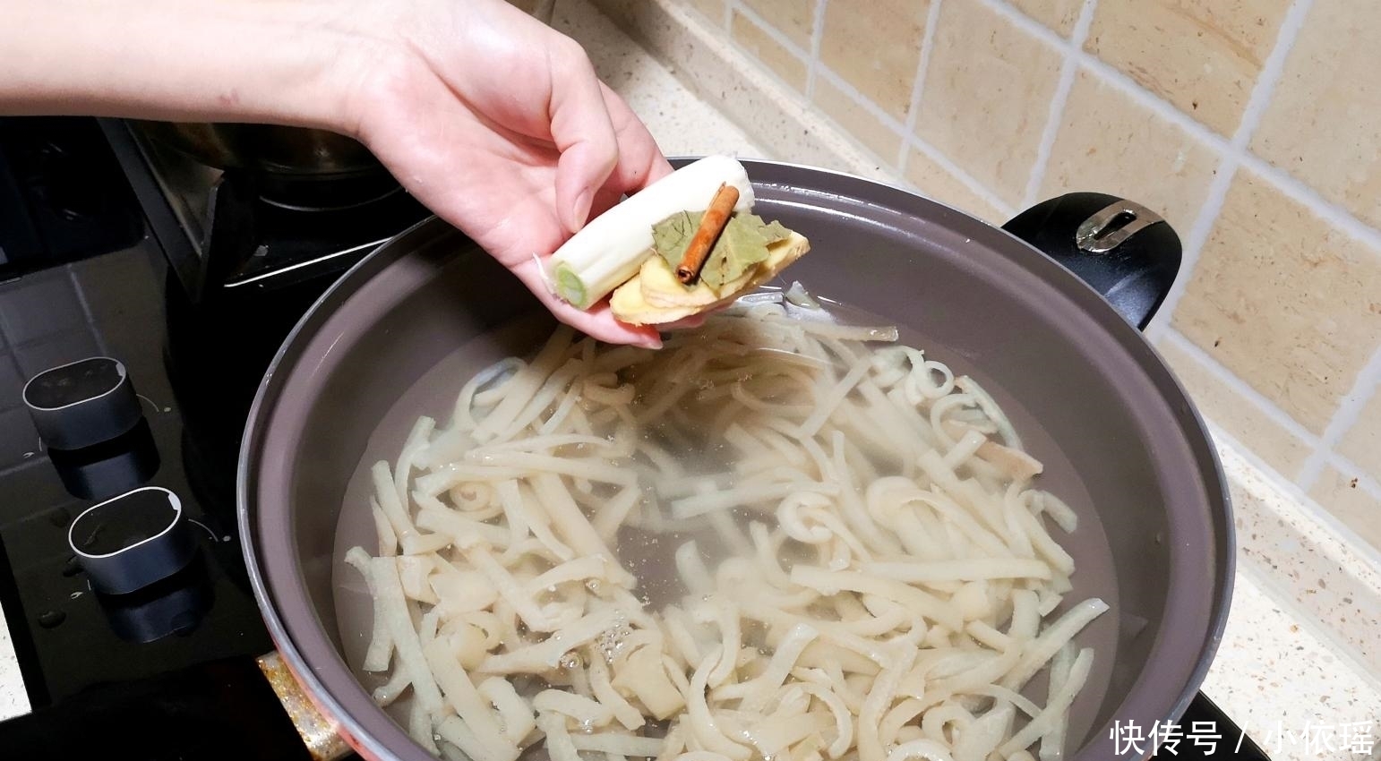 大火煮开|猪皮这样吃才叫爽, 不炒也不炸, 一次做一锅, 一大锅都不够吃