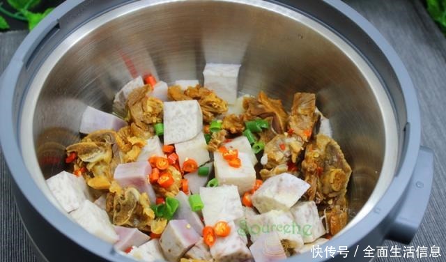 好吃|芋头加它,不放一滴油,没加一粒盐,麻辣咸香,出奇美味!