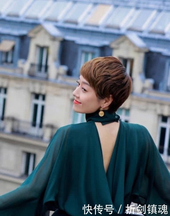 搭配|马伊琍简直是“气质女神”,墨绿色雪纺衫配半裙,尽显知性优雅感!