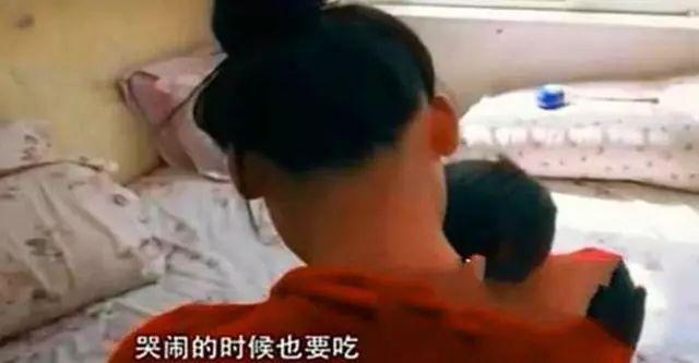 下跪|“12岁男孩一天3次母乳”“母亲下跪求儿子上学”溺爱不是爱