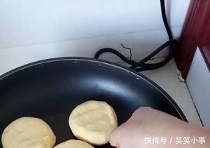 做出|玉米面新吃法,一碗熟油,筷子一搅,这样做出锅就被抢光
