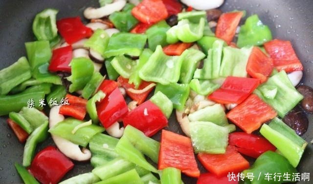 搭配一些|青椒炒鸡蛋，加它一起炒，营养翻倍，味道更鲜美，调料都省了！