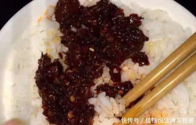 顶级|穷学生常吃的4种“续命粮”,看着都让人心疼,泡面都是顶级套餐