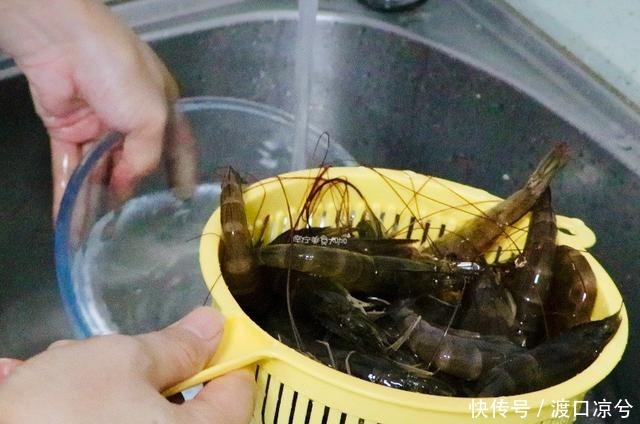 过程中|白灼虾时,放盐时机有讲究,否则虾肉腥味重还难吃,一锅虾白煮了