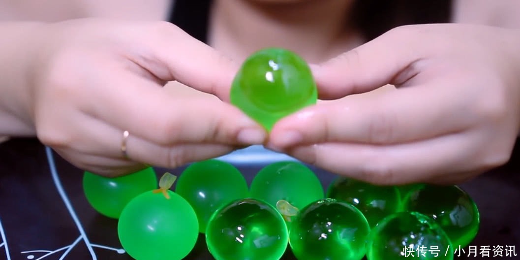 日本|小姐姐挑战日本“巨型葡萄”,挤一挤自动脱皮,吃一口才知有猫腻