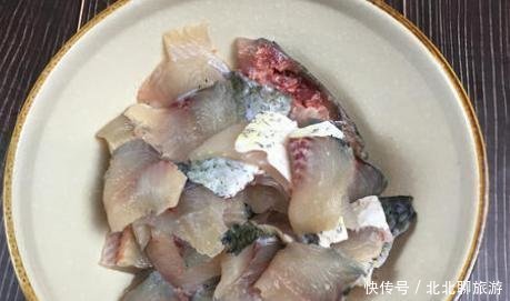 做法|做酸菜鱼时,直接腌鱼肉不对,大厨教你正确做法,鱼肉不碎不腥!