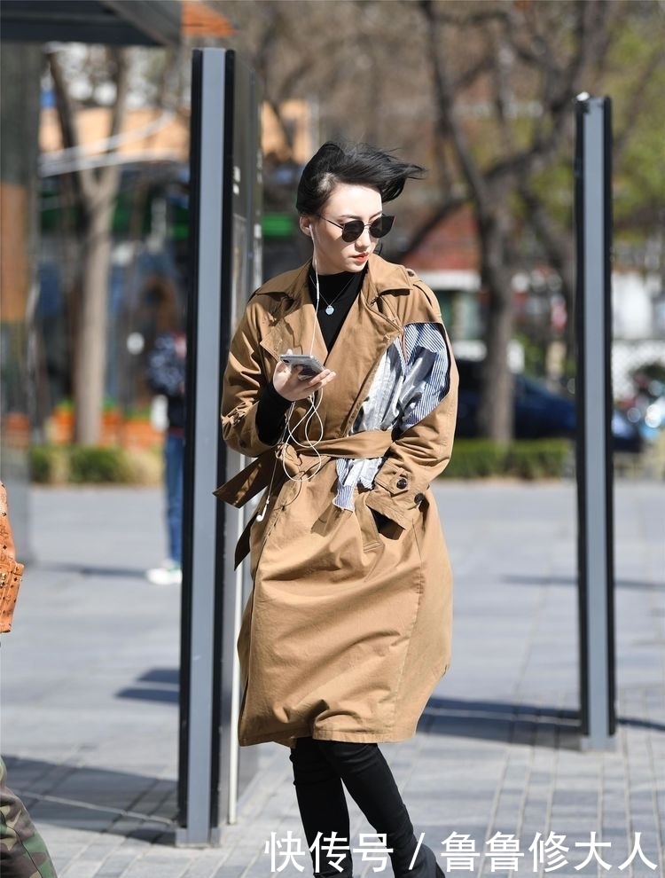 搭配|街拍:美女连衣长裙彩色的大裙摆,搭配牛仔夹克,风格休闲时尚!