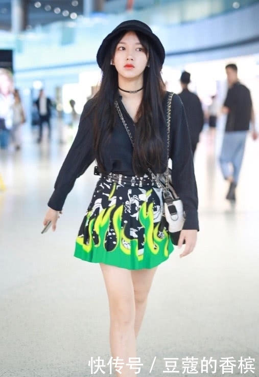 钻进|程潇的背法太有个性了,头钻进两条背带之间,怕单肩背会掉?