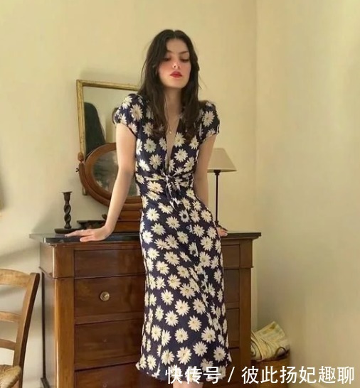 老气|碎花裙穿什么颜色不显老气，几种色彩清新又飘逸