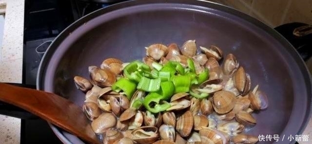 与大家分|清洗花甲,有人滴油,有人加醋,大厨:都不对!这样做花甲狂吐沙