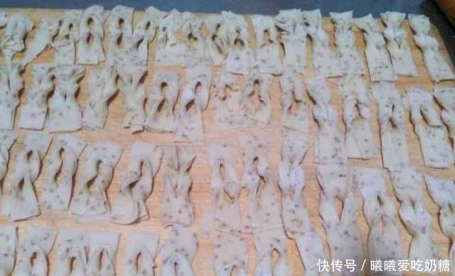  美味|一碗面粉，一把芝麻，教你做美味的油炸筷子，咸脆香！