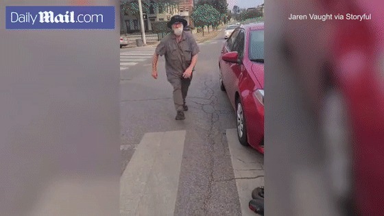  抗议者|惊险！美国一司机撞上两名抗议者后，直接拖着他们肇事逃逸了