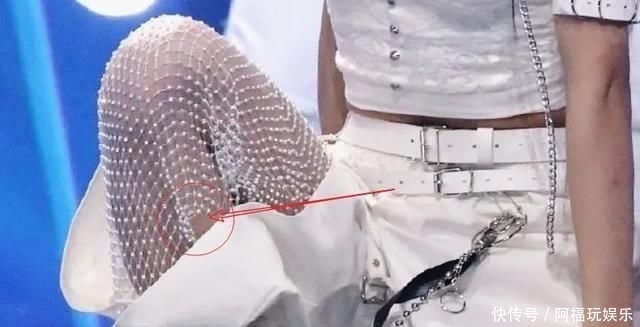  条链子|《青2》决赛服装被嘲“地摊货”，链子断了网纱破了，还跳完舞蹈