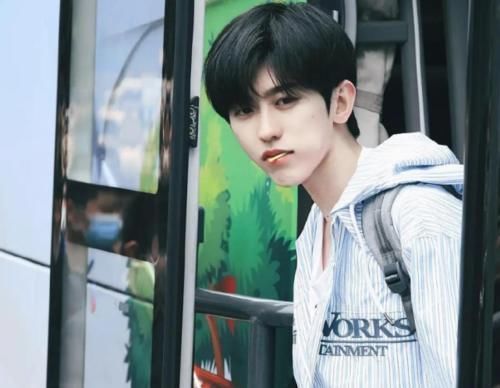 笑出眼泪|黄旭熙被爆录制《跑男》,想打蔡徐坤被拍看到图片笑出眼泪