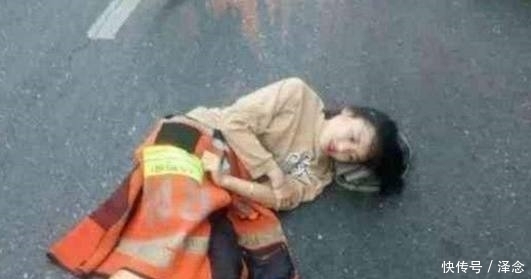 扯破|某女子出祸衣服被扯破,一男子前去的动作,引路人纷纷点赞