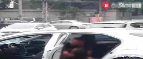 男子|男子用刀当街在车上砍死女子，疑因感情纠纷，群众：车上哪里都是血