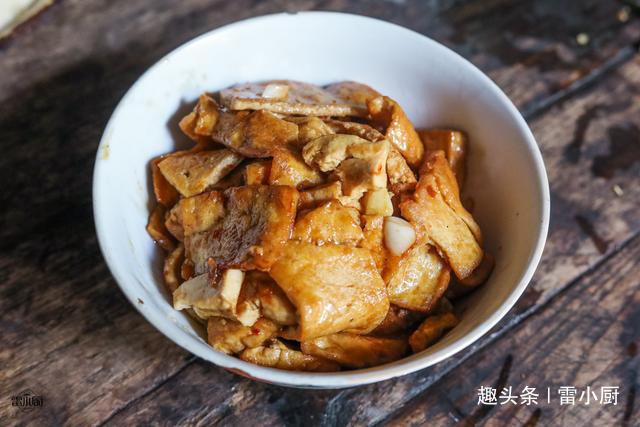 招待|舅舅一家来做客,妈妈做了8个农家菜招待,网友真富有