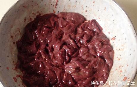 下锅|炒猪肝,别直接下锅炒,教你1招技巧,猪肝滑嫩入味,无腥味