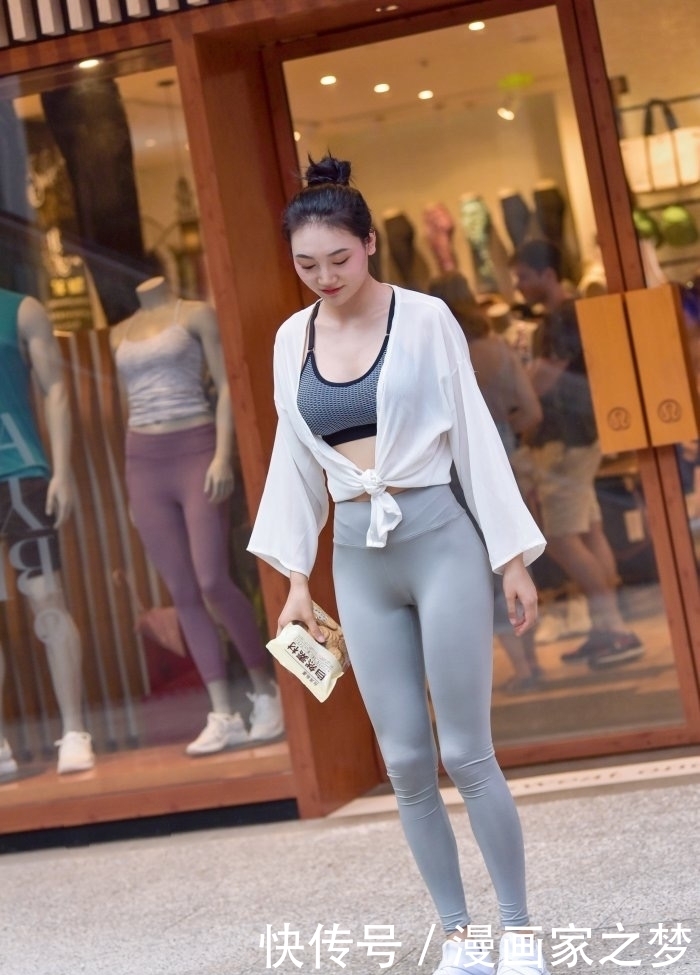 季节|春秋交接的季节，白色雪纺衬衫搭配紧身裤，贴身舒适同时又保暖