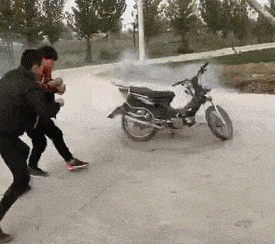 GIF|搞笑GIF:跟着这妹子二里地了,我该怎么上前打招呼呢