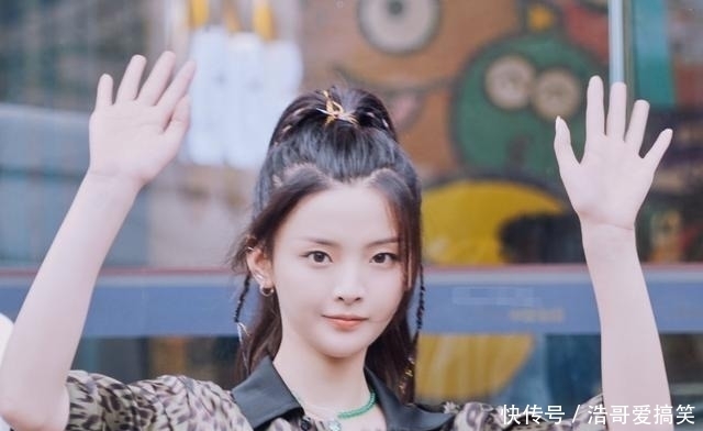 超越|《中餐厅》晒杀青照,赵丽颖绝对C位,而粉丝们却在找杨超越