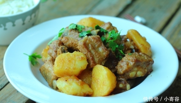 汤汁|土豆炖排骨,这样做,半小时轻轻松松出锅,好吃得连汤汁都不剩