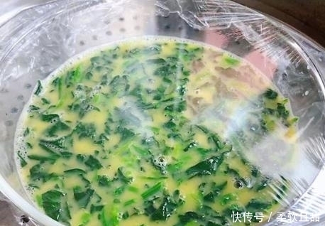 将芹菜|芹菜别炒菜了,教你新吃法,加2个鸡蛋,不炒不凉拌,鲜嫩特香