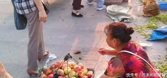 收回|农村大妈卖梨让顾客“吃一口”剩下的又收回去,这是为啥