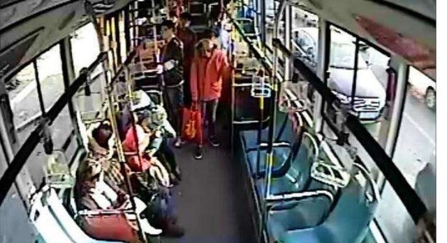 方式|蛮横老太在公交逼抱孩子的宝妈让座,宝妈从容的处理方式,太厉害